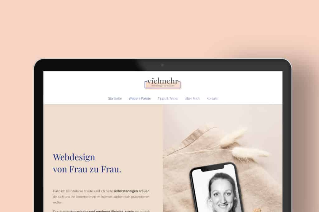 Website Navigation: So finden deine Kund*innen 1 Beispiel Header einer Website